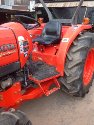 แทรกเตอร์คูโบต้า 4708 สภาพดีมากเครื่องดีเกียร์ดีเฟืองท้ายดี รองมาดูรถผมก่อน มีผานดันหน้าและ โรตารี่