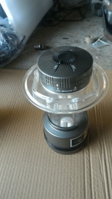 ตะเกียงสนาม ยี่ห้อ LOGOS เป็นตะเกี่ยงส่องสว่างแบบกันน้ำ ใช้พลังงานจากถ่าน 4 ก้อน