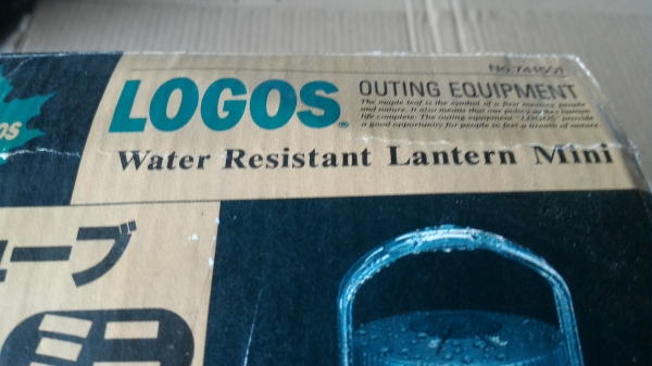 ตะเกียงสนาม ยี่ห้อ LOGOS เป็นตะเกี่ยงส่องสว่างแบบกันน้ำ ใช้พลังงานจากถ่าน 4 ก้อน