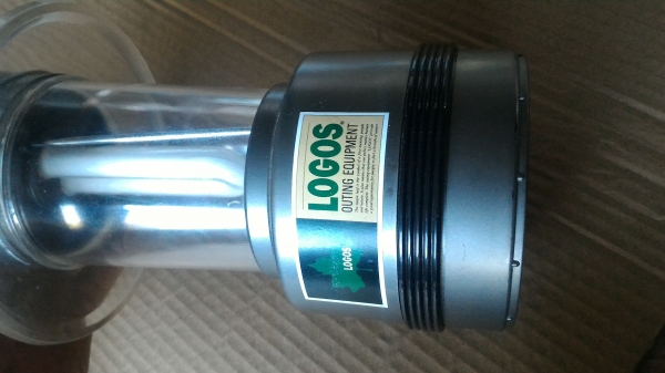 ตะเกียงสนาม ยี่ห้อ LOGOS เป็นตะเกี่ยงส่องสว่างแบบกันน้ำ ใช้พลังงานจากถ่าน 4 ก้อน