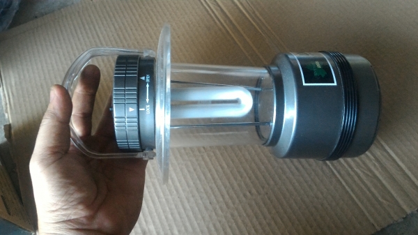 ตะเกียงสนาม ยี่ห้อ LOGOS เป็นตะเกี่ยงส่องสว่างแบบกันน้ำ ใช้พลังงานจากถ่าน 4 ก้อน