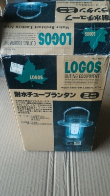 ตะเกียงสนาม ยี่ห้อ LOGOS เป็นตะเกี่ยงส่องสว่างแบบกันน้ำ ใช้พลังงานจากถ่าน 4 ก้อน