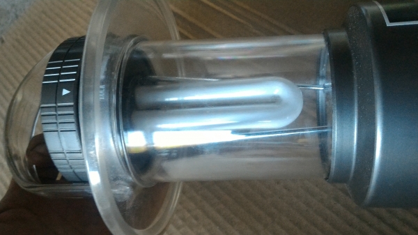 ตะเกียงสนาม ยี่ห้อ LOGOS เป็นตะเกี่ยงส่องสว่างแบบกันน้ำ ใช้พลังงานจากถ่าน 4 ก้อน