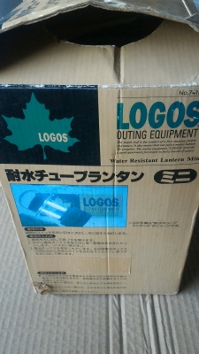 ตะเกียงสนาม ยี่ห้อ LOGOS เป็นตะเกี่ยงส่องสว่างแบบกันน้ำ ใช้พลังงานจากถ่าน 4 ก้อน