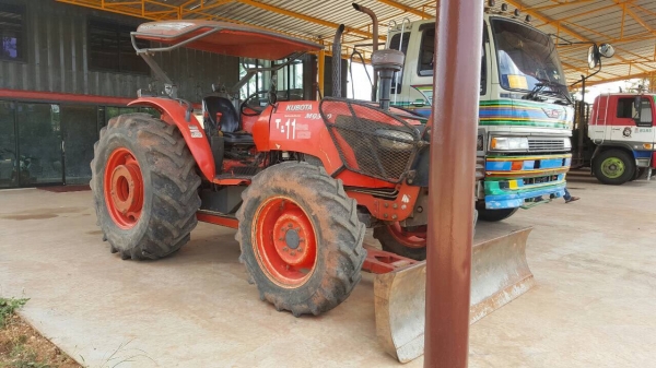 ขายรถไถ KUBOTA M9540 ปี 54 เอกสารเล่มทะเบียนครบ รถใช้งานอยู่ประจำ อุปกรณ์มีผานดันหน้า และผาน 4 ขายรถไถ KUBOTA M9540 ปี 54 เอกสารเล่มทะเบียนครบ รถใช้งานอยู่ประจำ อุปกรณ์มีผานดันหน้า และผาน 4