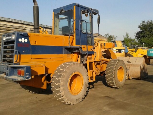 KOMATSU WA200-1 รถตักล้อยาง แขนยาว ตู้เก๋งครบพร้อม ภายในห้องเก๋งสะอาด แอร์เย็น คอนโทรลง่าย ระบบไฮดรอลิกส์ไม่มีรั่วไม่มีแตก ช่วงล่างยางสภาพดี 4 เส้นหน้าหลังประมาณ 70\% พร้อมใช้งานได้เลย เอกสารสัญญาซื้อขาย ราคาต่อรองได้นะครับ