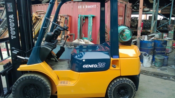 รถยกโตโยต้ารุ่น 7 น้ำหนักยก 2.5 ตัน เสาสูง 4.5 เมตร เครื่องเบนซินติดแก๊ส แผงงาสไลด์