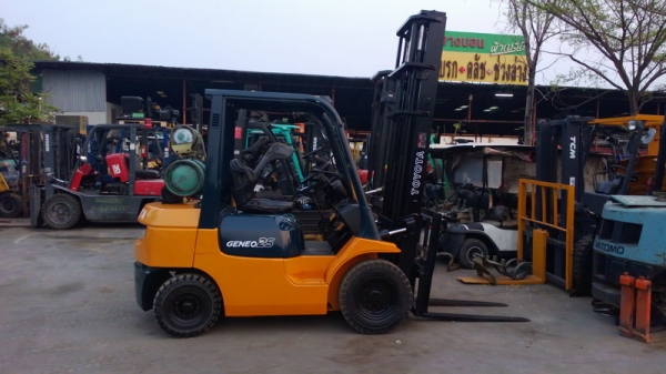 รถยกโตโยต้ารุ่น 7 น้ำหนักยก 2.5 ตัน เสาสูง 4.5 เมตร เครื่องเบนซินติดแก๊ส แผงงาสไลด์