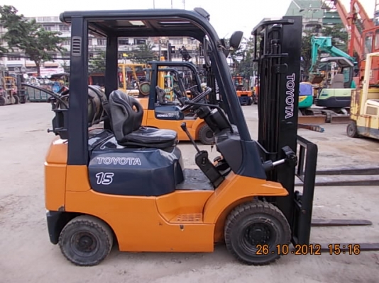 รถยกโตโยต้ารุ่น 7 น้ำหนักยก 1.5 ตัน เสาสูง 3 เมตร เกียร์ธรรมดา เบนซินติดแก๊สเรียบร้อย