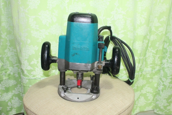 เครื่องเซาะร่องไม้(Router) 1/2 นิ้ว Makita รุ่น 3612 (1,650w.) เครื่องเซาะร่องไม้(Router) 1/2 นิ้ว Makita รุ่น 3612 (1,650w.)
