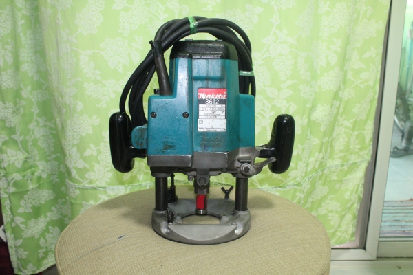 เครื่องเซาะร่องไม้(Router) 1/2 นิ้ว Makita รุ่น 3612 (1,650w.)
