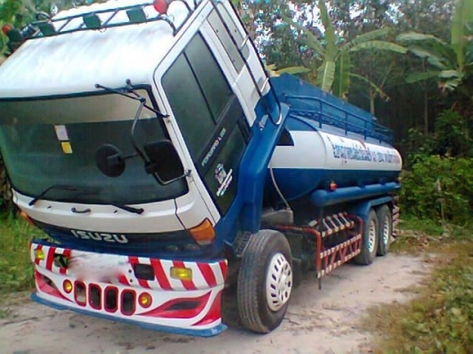 รถอิซูซุ 10 ล้อ บรรทุกน้ำมัน  175 แรงม้า  สนใจติดต่อ 081 - 6079515