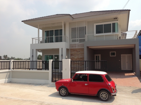 ขายด่วน mini austin ขาว-แดง 550,000 บาท ขายด่วน mini austin ขาว-แดง 550,000 บาท