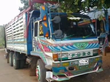 MITSUBISHI FUSO FN527 - 195 HP 6D16 MA สิบล้อดั๊มพ์ 2 เพลา รถสวยจัดทั้งคันพร้อมใช้งาน กระบะดั๊มพ์เหล็ก 12 ตันมีบาร์อ้อยครบสภาพอย่างสวย เครื่องแห้งแรงดี หัวเก๋งบางดีแล๊ปลายสวยภายในคอนโซลครบ แอร์์เย็น พวงมาลัยเพาเวอร์ เบรคทริ๊ปฟี้ ช่วงล่างเดิมเพลาเดิมเบรคเด