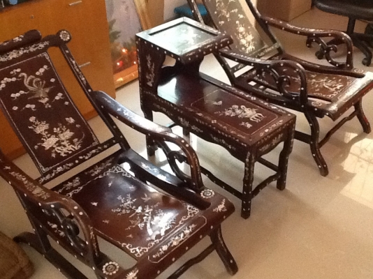 ขายชุดมุกโต๊ะ1เก้าอี้2เป็นของเก่าอากงอายุประมาณ65ปี ขายชุดมุกโต๊ะ1เก้าอี้2เป็นของเก่าอากงอายุประมาณ65ปี