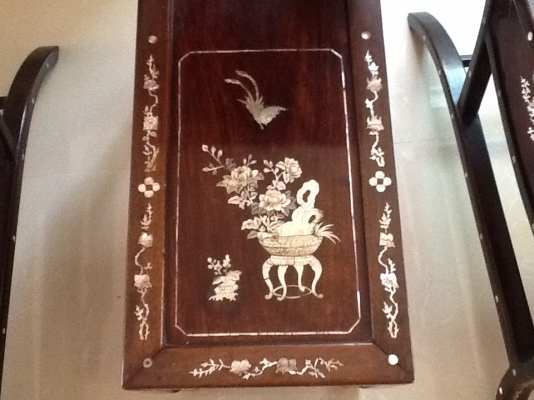 ขายชุดมุกโต๊ะ1เก้าอี้2เป็นของเก่าอากงอายุประมาณ65ปี ขายชุดมุกโต๊ะ1เก้าอี้2เป็นของเก่าอากงอายุประมาณ65ปี