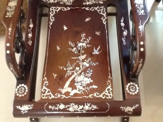 ขายชุดมุกโต๊ะ1เก้าอี้2เป็นของเก่าอากงอายุประมาณ65ปี ขายชุดมุกโต๊ะ1เก้าอี้2เป็นของเก่าอากงอายุประมาณ65ปี