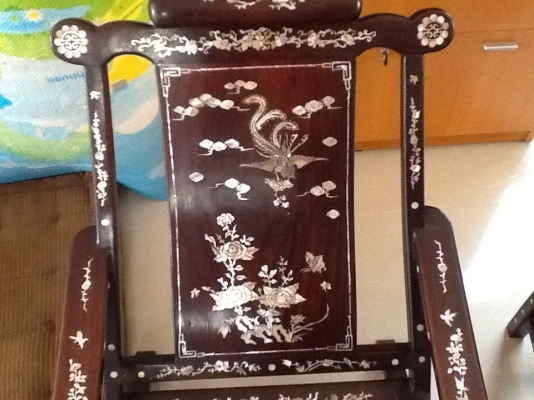 ขายชุดมุกโต๊ะ1เก้าอี้2เป็นของเก่าอากงอายุประมาณ65ปี ขายชุดมุกโต๊ะ1เก้าอี้2เป็นของเก่าอากงอายุประมาณ65ปี