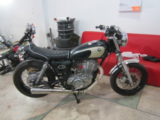 ขายSR400 ปี2002 แนวCUSTOM  ล้อโตๆรายละเอียดด้านใน (รับแลกเทริน์SR400ทุกแนว)รุ่นอื่นก็รับเทริน์ครับ