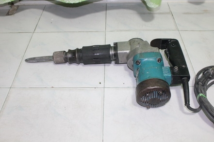 เครื่องสกัดคอนกรีตยี่ห้อ Makita รุ่น HM0810T พร้อมใช้งานครับ