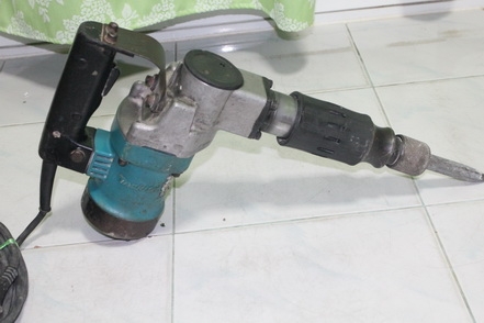 เครื่องสกัดคอนกรีตยี่ห้อ Makita รุ่น HM0810T พร้อมใช้งานครับ