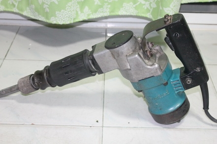 เครื่องสกัดคอนกรีตยี่ห้อ Makita รุ่น HM0810T พร้อมใช้งานครับ