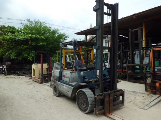 ขายรถยกขนาด 3.5 ตัน ยี่ห้อ KOMATSU เครื่องดีเซล เกียร์ออโต้ ขายรถยกขนาด 3.5 ตัน ยี่ห้อ KOMATSU เครื่องดีเซล เกียร์ออโต้