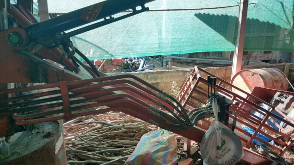 คีบอ้อย มีปุ้งกี๋ตักมันติดด้วยครับ พร้อมใช้งาน ติดตั้งใส่L45 L47 ยันมาร์ 45 49 คีบอ้อย มีปุ้งกี๋ตักมันติดด้วยครับ พร้อมใช้งาน ติดตั้งใส่L45 L47 ยันมาร์ 45 49