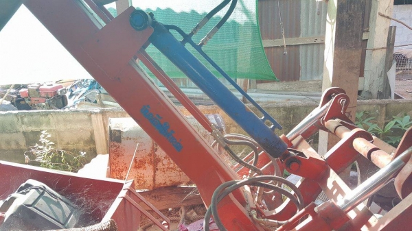 คีบอ้อย มีปุ้งกี๋ตักมันติดด้วยครับ พร้อมใช้งาน ติดตั้งใส่L45 L47 ยันมาร์ 45 49 คีบอ้อย มีปุ้งกี๋ตักมันติดด้วยครับ พร้อมใช้งาน ติดตั้งใส่L45 L47 ยันมาร์ 45 49