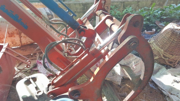 คีบอ้อย มีปุ้งกี๋ตักมันติดด้วยครับ พร้อมใช้งาน ติดตั้งใส่L45 L47 ยันมาร์ 45 49 คีบอ้อย มีปุ้งกี๋ตักมันติดด้วยครับ พร้อมใช้งาน ติดตั้งใส่L45 L47 ยันมาร์ 45 49