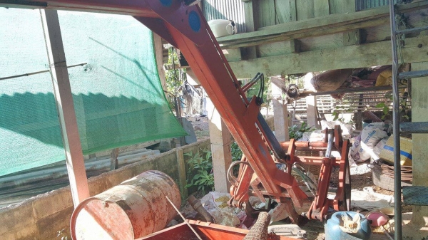 คีบอ้อย มีปุ้งกี๋ตักมันติดด้วยครับ พร้อมใช้งาน ติดตั้งใส่L45 L47 ยันมาร์ 45 49 คีบอ้อย มีปุ้งกี๋ตักมันติดด้วยครับ พร้อมใช้งาน ติดตั้งใส่L45 L47 ยันมาร์ 45 49