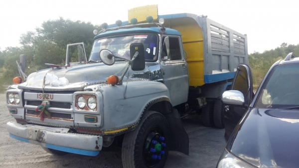 สิบล้อดั้ม isuzu 2 เพลาใหญ่  เครื่อง 6BG  สโลกลางอินเตอร์  เครื่องร็อก เกียร์ร็อค เบรกจิฟฟี่ พวงมาลัยเพาเวอร์ ภาษีไม่ขาด เครื่องดีคันชีสวย