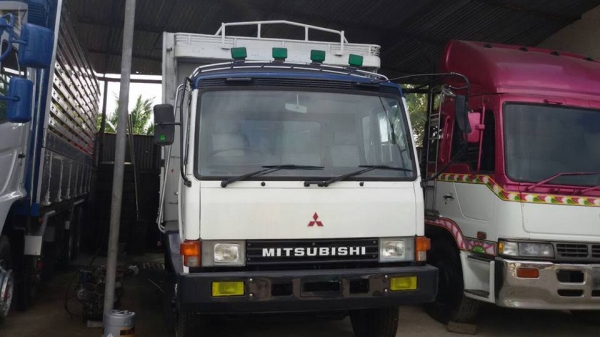 10ล้อ หลงFn215 เครื่อง 195 แรง เพลา บุ๋ม กระบะคอกไม้ ยาว 6 เมตร ไม่ดัมพ์ เพลาเดียวคับ