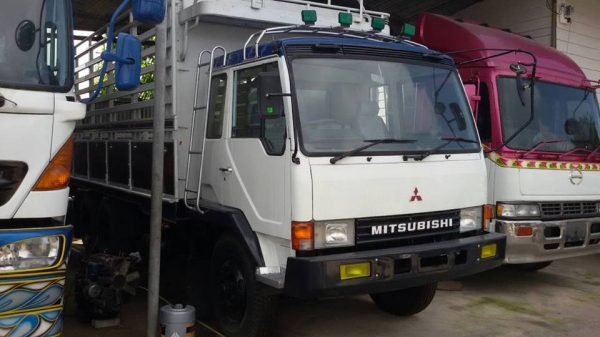 10ล้อ หลงFn215 เครื่อง 195 แรง เพลา บุ๋ม กระบะคอกไม้ ยาว 6 เมตร ไม่ดัมพ์ เพลาเดียวคับ