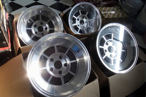 HAYASHI  15x9 ET0 5/114.3 วงละ4000บาท 081-7570077
