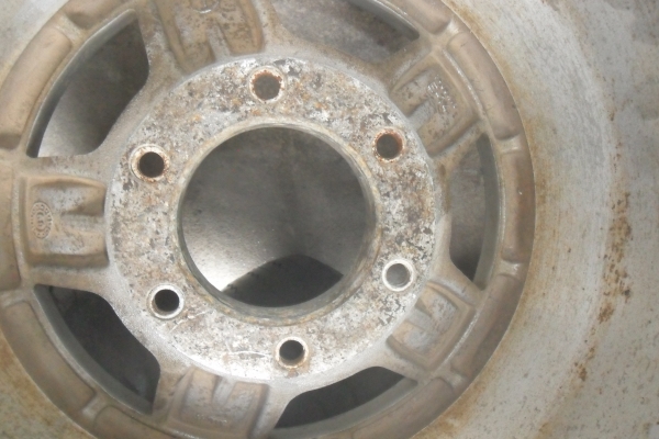 ล้อแม็ก 15นิ้ว 6รู พร้อมยาง สวยๆ 4 ล้อ ราคา 6700 บาท