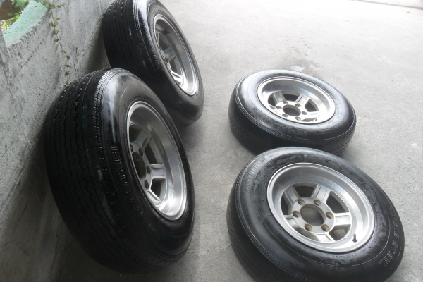 ล้อแม็ก 15นิ้ว 6รู พร้อมยาง สวยๆ 4 ล้อ ราคา 6700 บาท