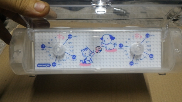 เครื่องจ่ายอาหารตามให้หมาแมวตามเวลาที่ตั้งไว้ มีช่องจ่ายอาหารสองช่องเปิด - ปิดได้