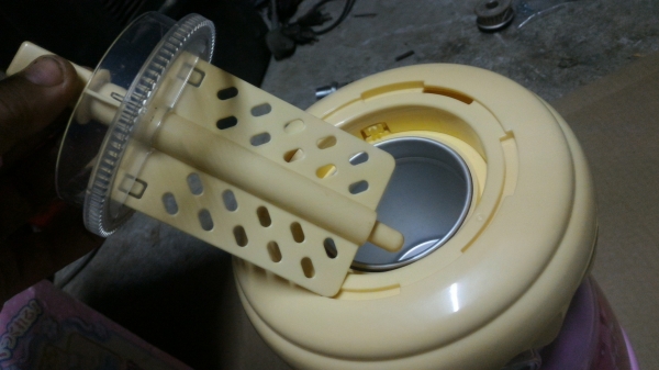 เครื่องทำไอศครีมและจ่ายไอศครีม แบบไม่ใช้ไฟฟ้า เป็นของใหม่ ใช้งานง่าย