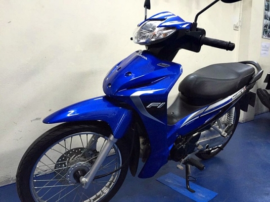 wave 110 i สีน้ำเงิน สต๊าทเท้า รุ่นใหม่ท่อออกข้าง รถเดีอน มิถุนายน ปี 57 ไมล์ 8 พันโล แถม 3 รายการ