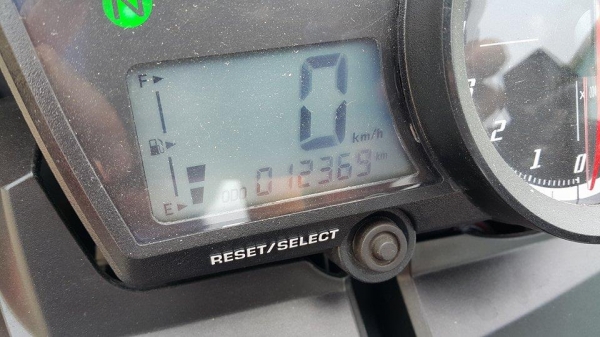 R15 2014 วิ่งน้อย ไม่ล้มไม่ชน ไม่แปะ ขายถูก จัดส่งฟรี ต่อรองได้ครับ