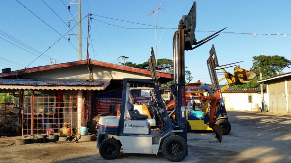 ขายด่วนรถยกKOMATSU FD20-11ดีเซลยก2.ตันเสาสูง3.0เมตรงากะดกได้รถนอกนำเข้ายังไม่เคยใช้งานในเมืองไทยเลย