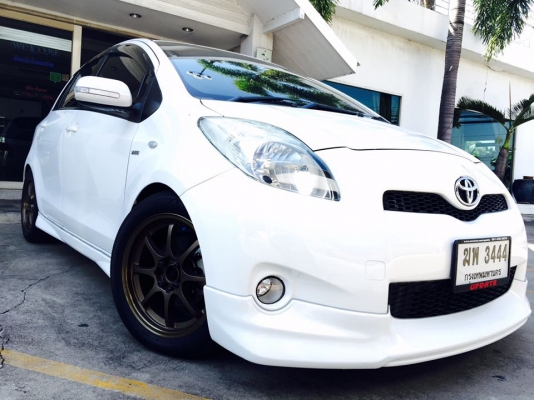 Toyota Yaris สีขาวแท้ ตัวถังอย่างกิ๊ก สวยจิงคันนี้คะ