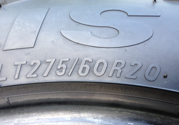 ยาง Mud Maxxis 275 60 20 ลงพื้นปี14 ดอกเต็ม ไม่มีปะ ใช้ได้อีก2-3ปี สบายๆ ราคาไม่แพง