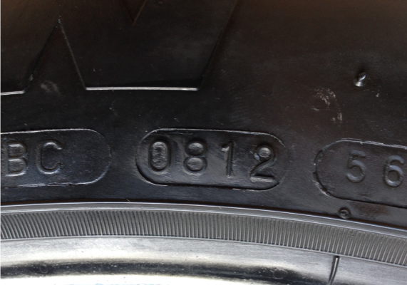 ยาง Mud Maxxis 275 60 20 ลงพื้นปี14 ดอกเต็ม ไม่มีปะ ใช้ได้อีก2-3ปี สบายๆ ราคาไม่แพง