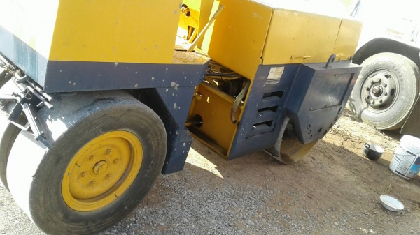 ขายรถบดkomatJV-40C-1-รถบดชื้อมาใหม่ทำงานได้2340ชั้วโมง