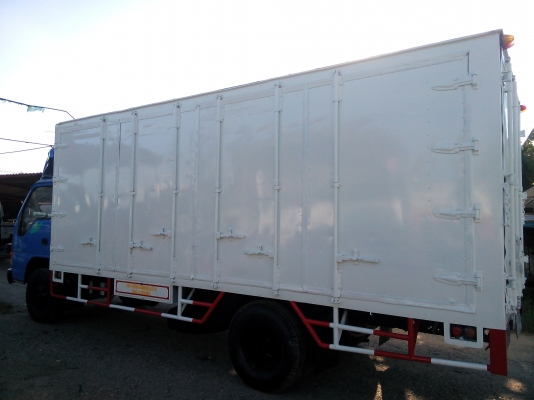 6 ล้อกลาง *ตู้ 10 บาน*  ISUZU  NQR 120 แรงม้า  * ยาว 5.50 ม.* รถสวยเดิม+สวยจริง+พร้อมใช้งาน * รถห้างแท้ * มีเล่มพร้อมโอน *