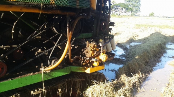 ขายรถเกี่ยวข้าวไทยเส็ง210อีซูซุอุ้ม2.5ตัน ช่วงล่าง12 ปั๊ม22 ปั๊มแยกปั่นข้าว ลูเลอร์ดี สภาพลงเกี่ยวปกติ