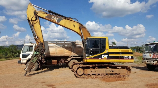 ขายแบคโฮ CAT 320 V.2 ติดตั้งไลน์แย็ก แต่ไม่ให้หัวแย็ก มีบุ้งกี๋ให้ เอกสารเล่มทะเบียนครบ เครื่อง 6BG1 Turbo รถพร้อมใช้ราคาต่อรองได้