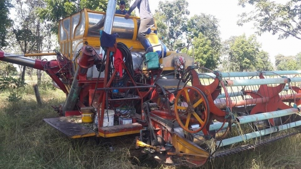 ขายรถเกี่ยวข้าวไทยเจริญ205แรงอีซูซุ ช่วงล่าง10อุ้ม2.2ตัน สภาพพร้อมลงงาน เกี่ยวข้าวได้เลย ปั๊ม22 ขายรถเกี่ยวข้าวไทยเจริญ205แรงอีซูซุ ช่วงล่าง10อุ้ม2.2ตัน สภาพพร้อมลงงาน เกี่ยวข้าวได้เลย ปั๊ม22